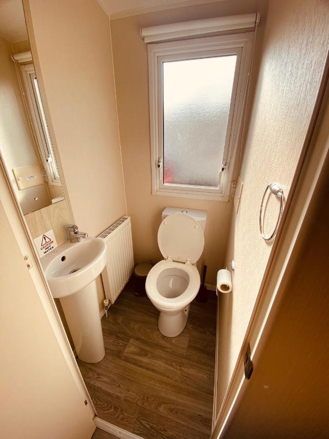 8 Bed Sun Decked Caravan Unlimited High Speed Wifi And Fun At Seawick Holiday Park Клактон-он-Сі Екстер'єр фото