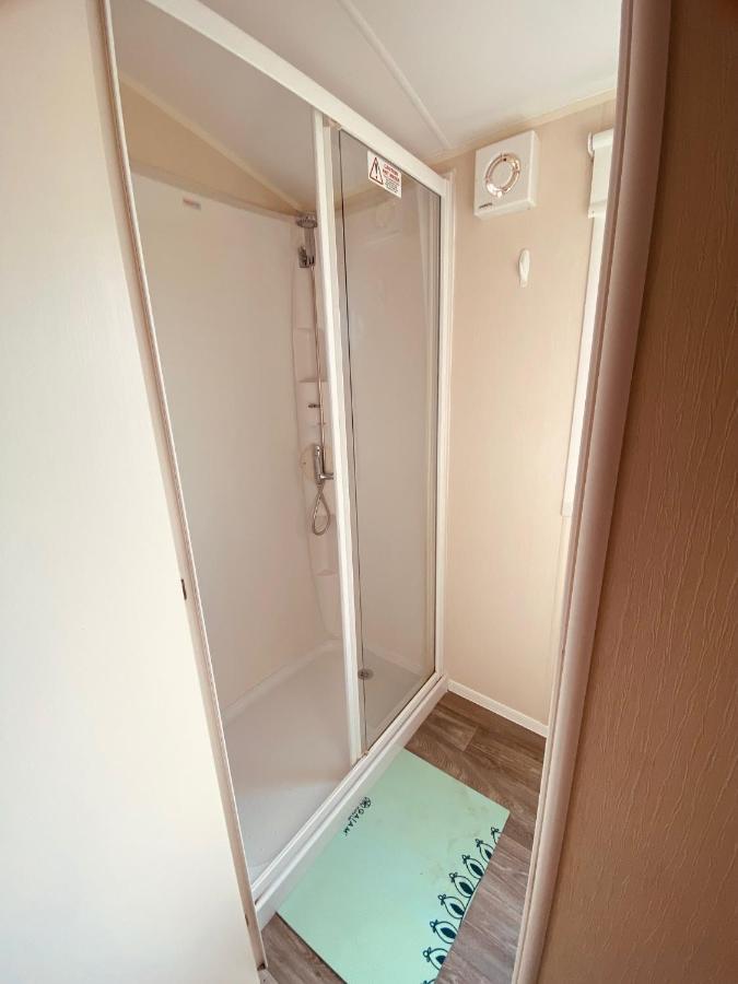 8 Bed Sun Decked Caravan Unlimited High Speed Wifi And Fun At Seawick Holiday Park Клактон-он-Сі Екстер'єр фото