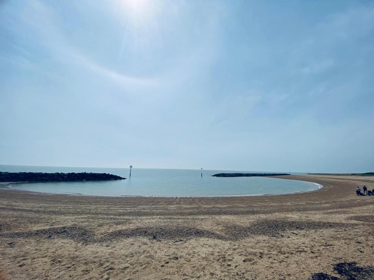 8 Bed Sun Decked Caravan Unlimited High Speed Wifi And Fun At Seawick Holiday Park Клактон-он-Сі Екстер'єр фото