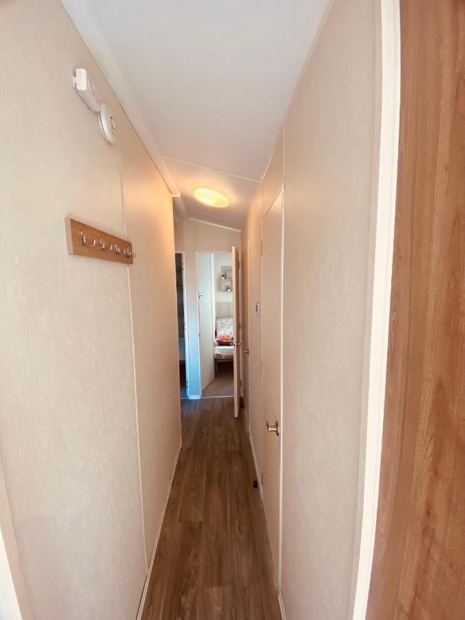 8 Bed Sun Decked Caravan Unlimited High Speed Wifi And Fun At Seawick Holiday Park Клактон-он-Сі Екстер'єр фото