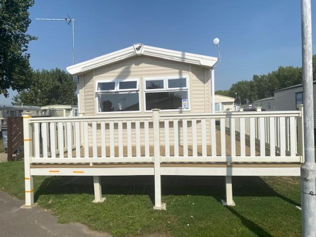 8 Bed Sun Decked Caravan Unlimited High Speed Wifi And Fun At Seawick Holiday Park Клактон-он-Сі Екстер'єр фото