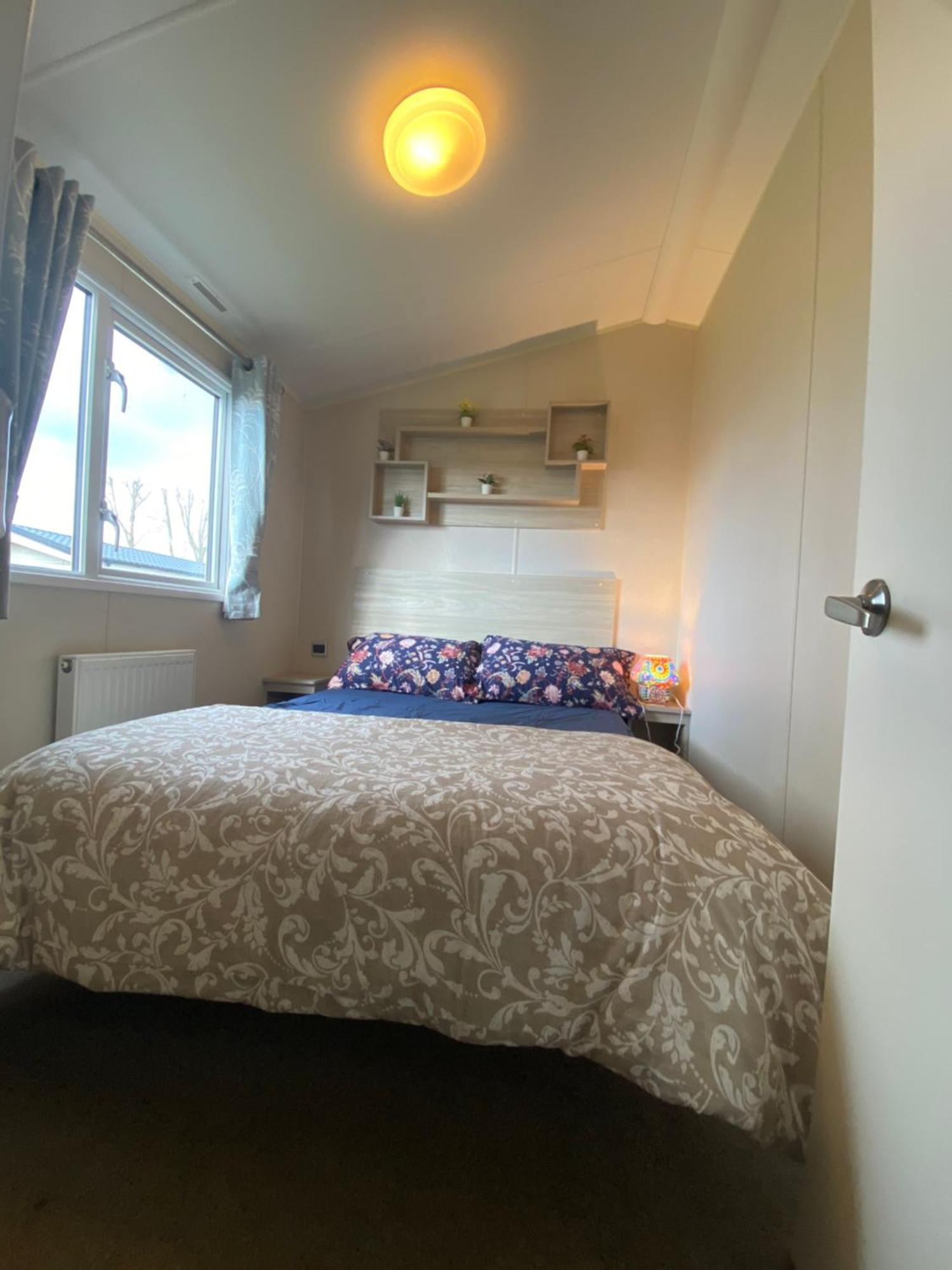 8 Bed Sun Decked Caravan Unlimited High Speed Wifi And Fun At Seawick Holiday Park Клактон-он-Сі Екстер'єр фото