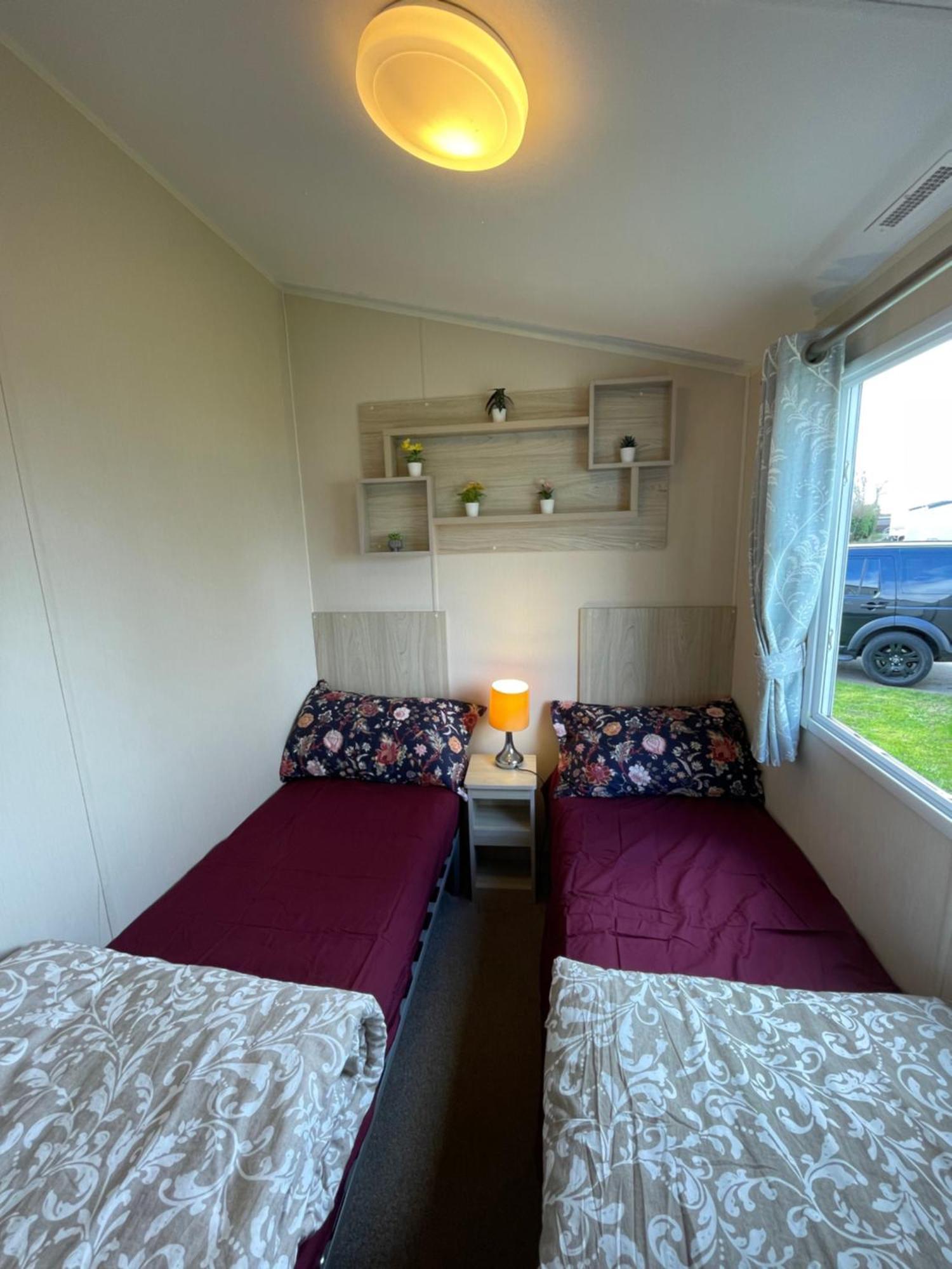 8 Bed Sun Decked Caravan Unlimited High Speed Wifi And Fun At Seawick Holiday Park Клактон-он-Сі Екстер'єр фото