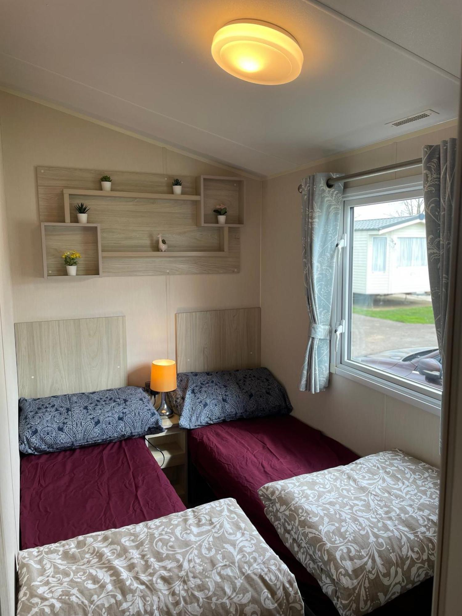 8 Bed Sun Decked Caravan Unlimited High Speed Wifi And Fun At Seawick Holiday Park Клактон-он-Сі Екстер'єр фото